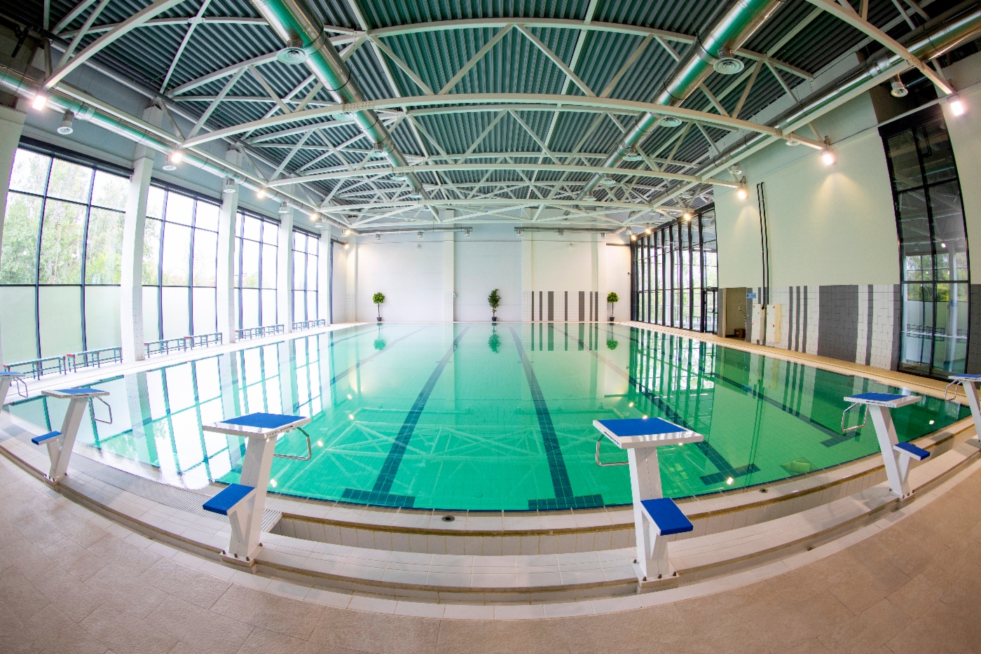 Schwimmbad für Erwachsene im Sport- und Gesundheitskomplex in Metallostroi