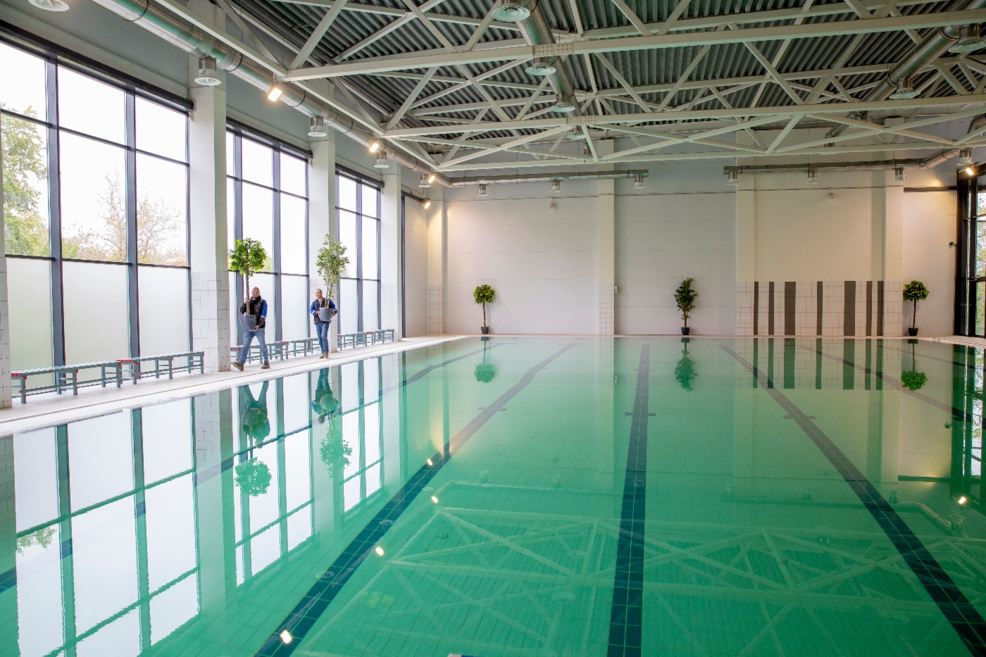 Schwimmbad für Erwachsene im Sport- und Gesundheitskomplex in Metallostroi