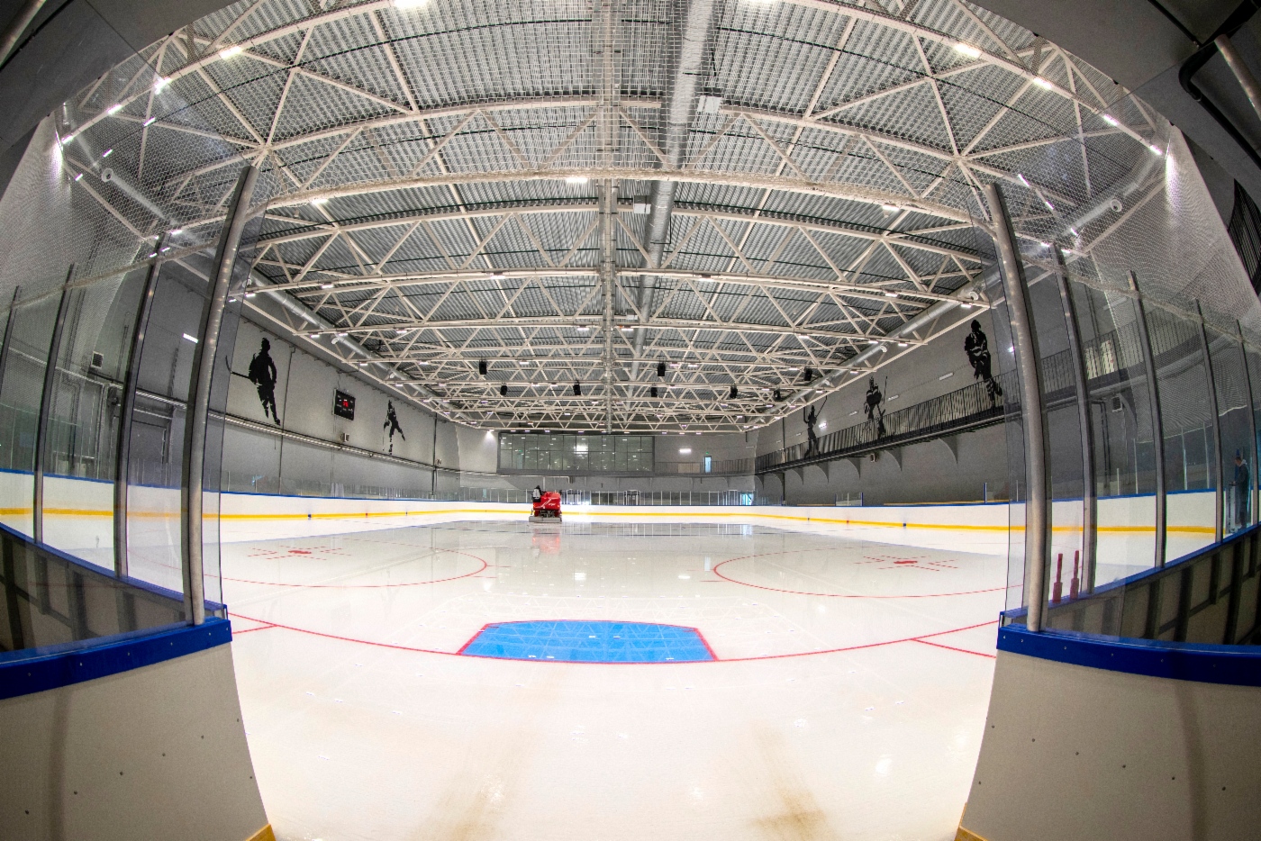 Eisfeld im Sport- und Gesundheitskomplex in Peterhof