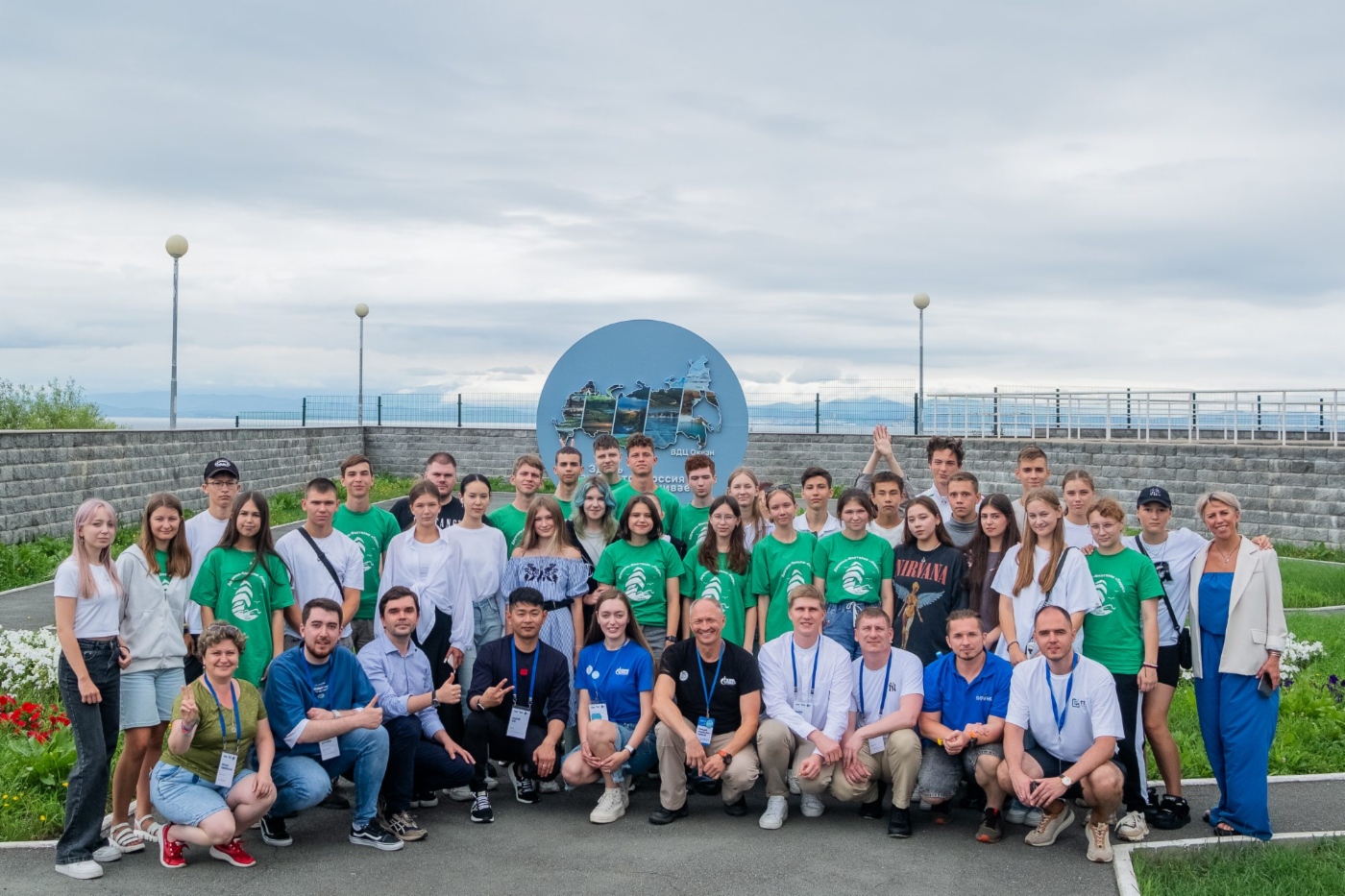 Gruppenfoto mit Teilnehmern des
Planspiels samt ihren Mentoren und
Lektoren (Vertreter von Gazprom-
Unternehmen im Fernen Osten)