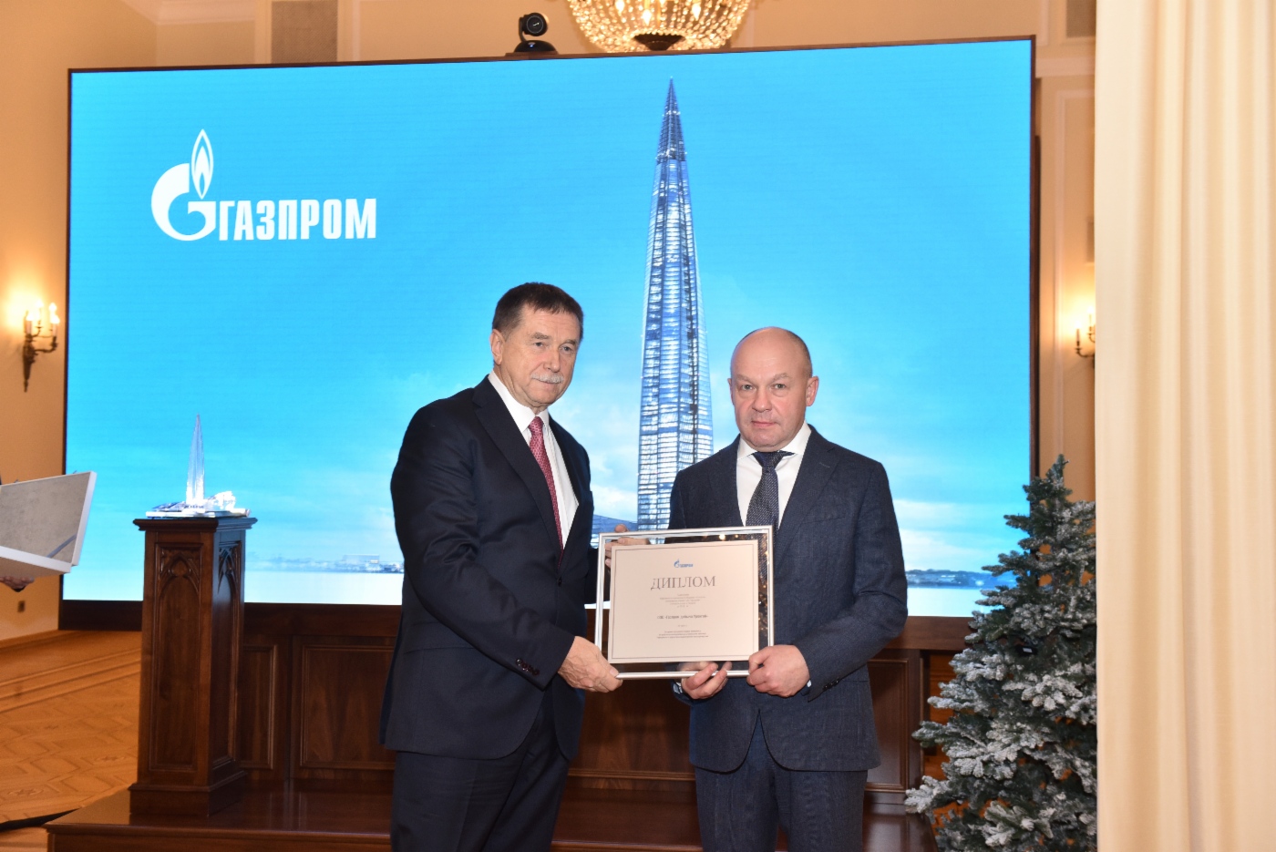 Sergey Khomyakov gratulierte dem Generaldirektor der Gazprom Dobycha Urengoy, Alexander Koryakin, zur Auszeichnung