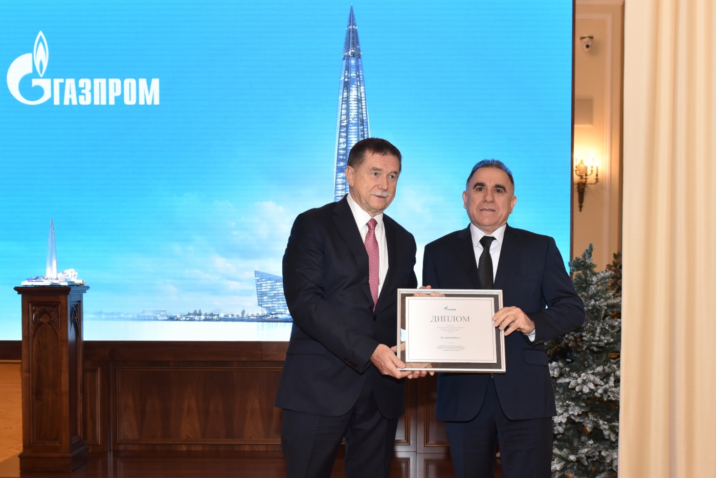 Sergey Khomyakov gratulierte dem ersten stellvertretenden Generaldirektor der SevKavNIPIgaz, Ramiz Gasumov, zur Auszeichnung