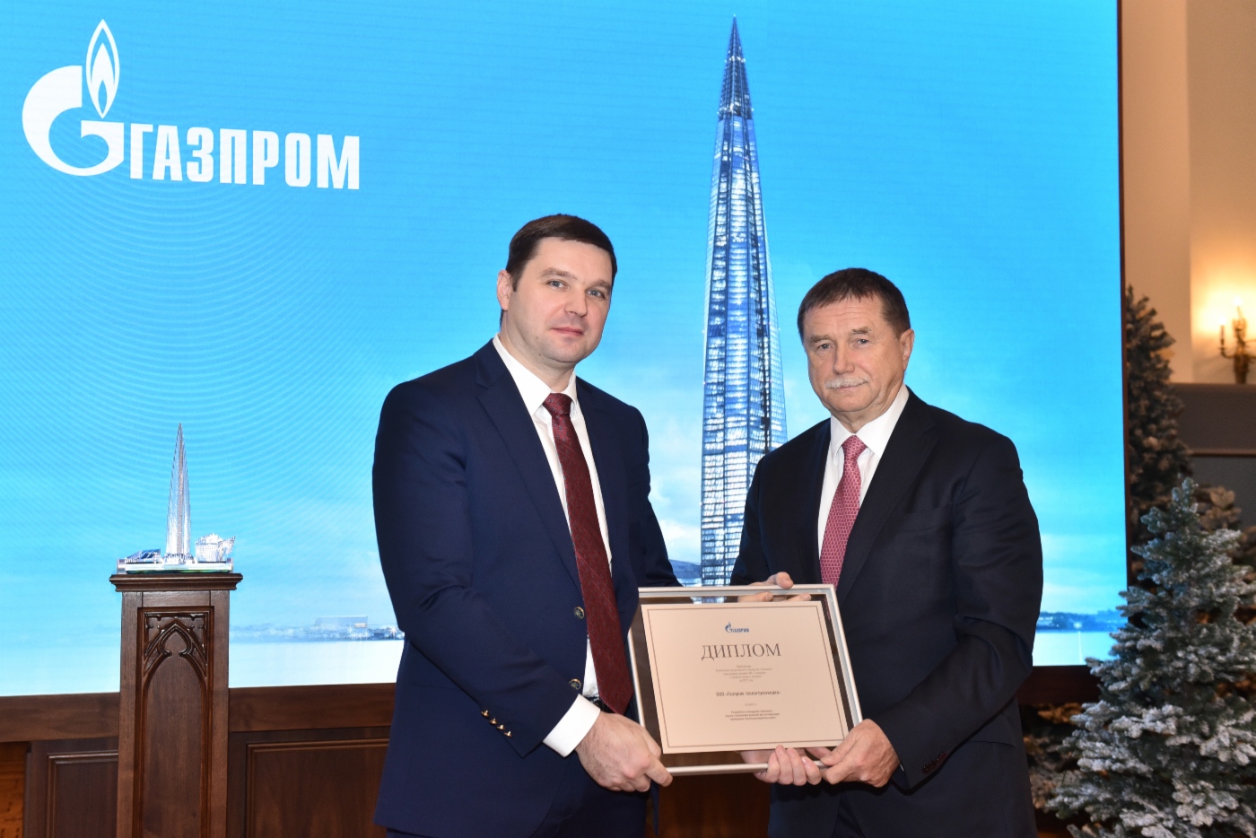 Sergey Khomyakov (rechts) gratulierte dem Chefingenieur und ersten stellvertretenden Generaldirektor der Gazprom Geologorazvedka, Roman Okishev, zur Auszeichnung