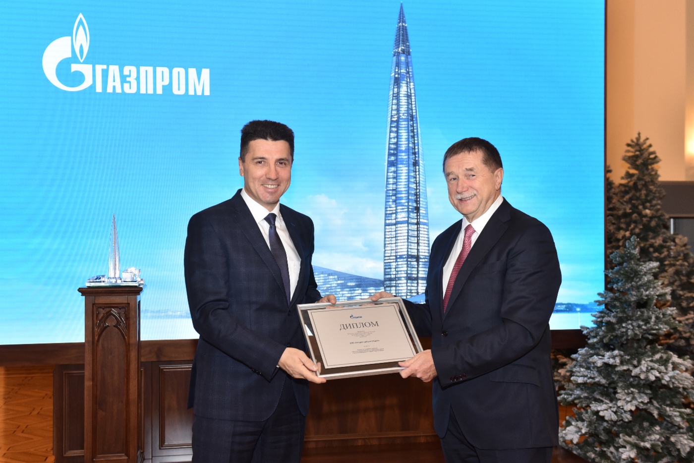 Sergey Khomyakov (rechts) gratulierte dem Generaldirektor der Gazprom Dobycha Nadym, Igor Melnikov, zur Auszeichnung