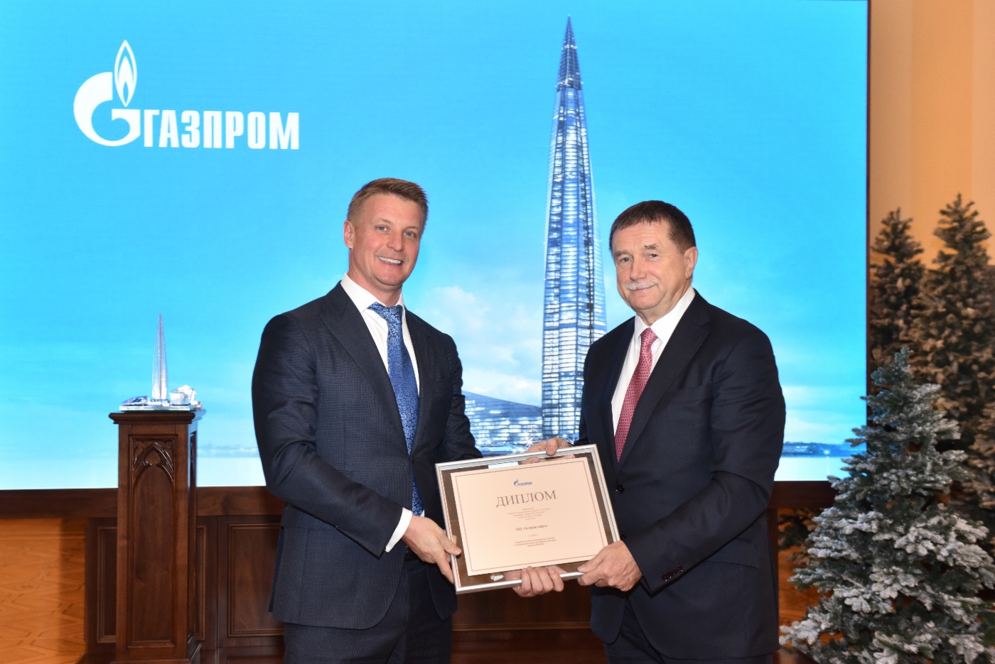 Sergey Khomyakov (rechts) gratulierte dem Leiter der Unterabteilung für Erdölverarbeitung bei der Gazprom Neft, Mikhail Antonov, zur Auszeichnung
