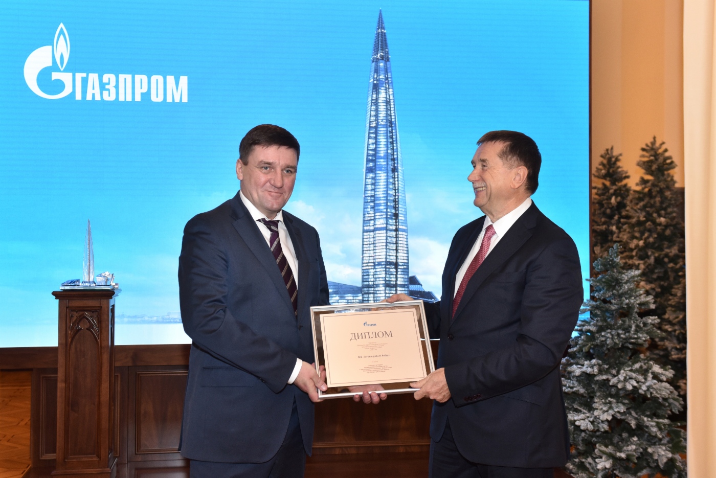 Sergey Khomyakov (rechts) gratulierte dem Generaldirektor der Gazprom Dobycha Yamburg, Oleg Arno, zur Auszeichnung