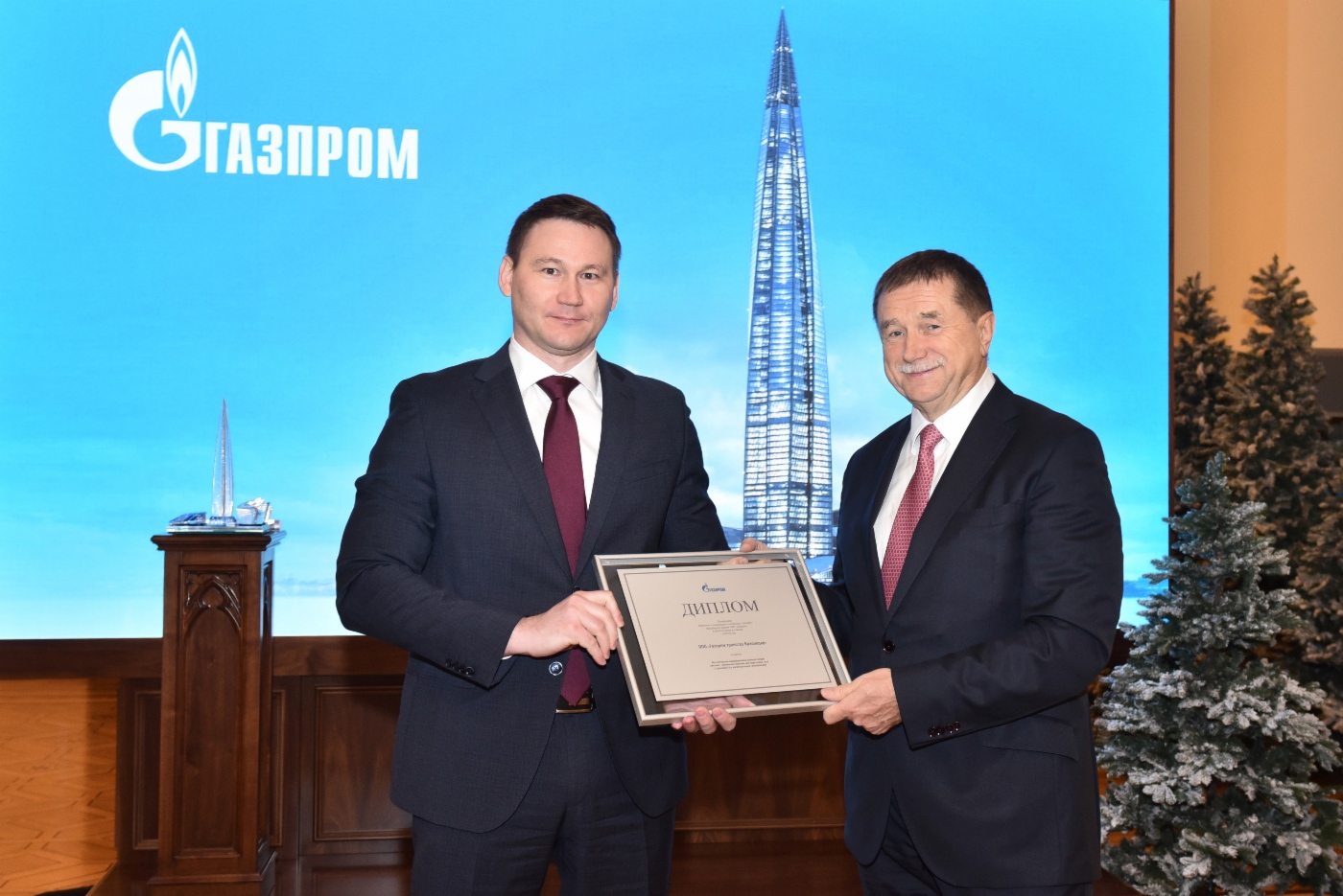 Sergey Khomyakov (rechts) gratulierte dem Generaldirektor der Gazprom Transgaz Krasnodar, Denis Vasyukov, zur Auszeichnung