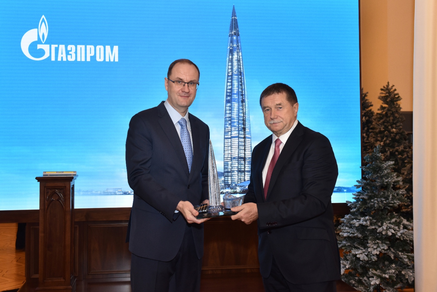 Sergey Khomyakov (rechts) gratulierte dem Generaldirektor der Gazprom Transgaz Moscow, Alexander Babakov, zum Gewinn des Wettbewerbs