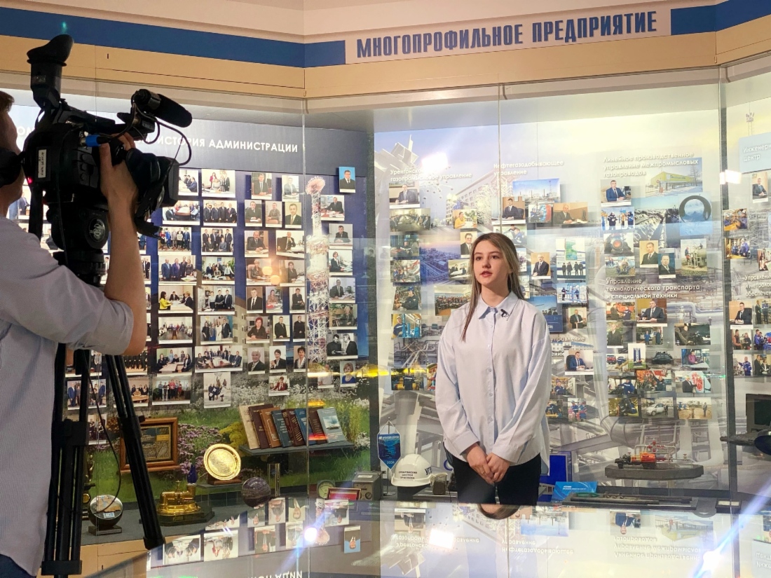 Schülerin der Gazprom-Klassen probiert sich als Führerin im Museum für Geschichte bei Gazprom Dobycha Urengoy aus
