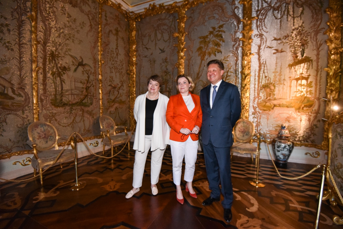 Elena Kalnitskaya, Generaldirektorin des Staatlichen Museumsreservats Peterhof, Olga Lyubimova und Alexey Miller