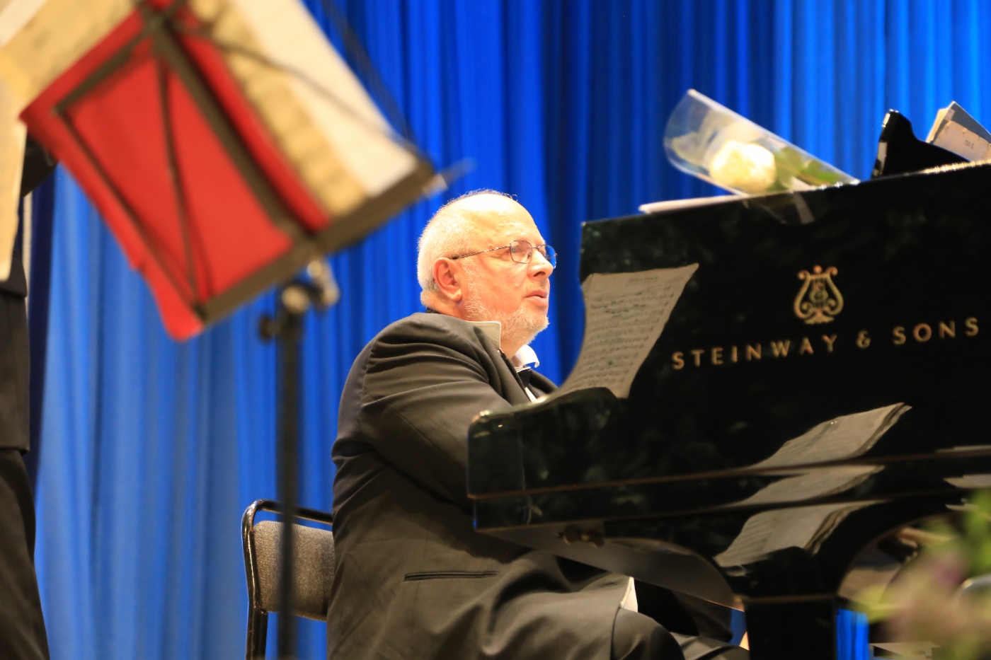 Pianist Victor Yampolsky im Großen Saal der regionalen Philharmonie Irkutsk