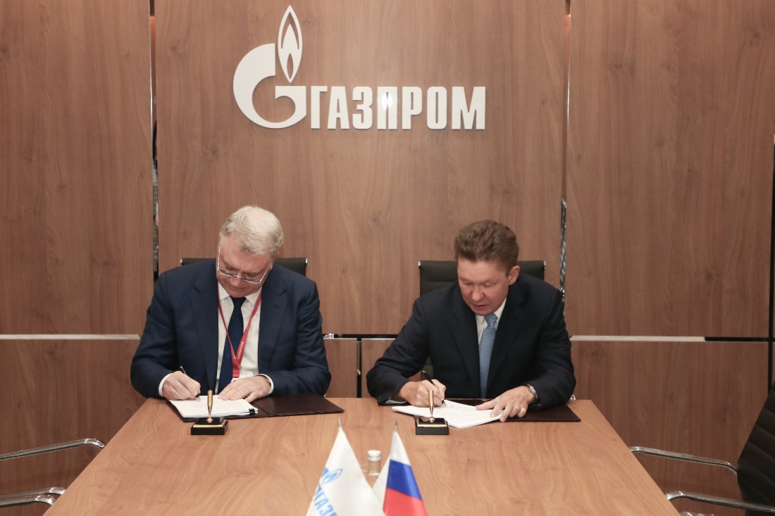 Alexey Miller und der Vorstandsvorsitzende  und Generaldirektor des Konzerns Almaz-Antey, Yan Novikov, unterzeichneten im Rahmen des Russischen Investitionsforums in Sotschi einen langfristigen Vertrag zu Lieferungen importsubstituierender Produkte aufgrund zukünftiger garantierter Abnahmemengen