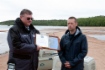 Leiter der Stiftung von Freunden der Ostsee-Ringelrobben, Vyacheslav Alexeev, überreichte Georgy Fokin ein Dankschreiben für die erwiesene Hilfe und ein Foto der Kegelrobbe Lakhta