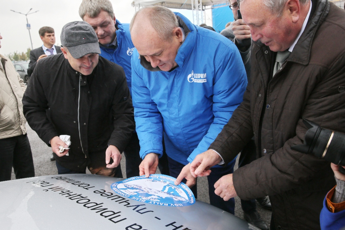 Vitaly Markelov (in der Mitte) nahm an der feierlichen Zeremonie anlässlich des Endspurts der Rallye „Blue Corridor 2017: Iberia – Baltikum“ teil