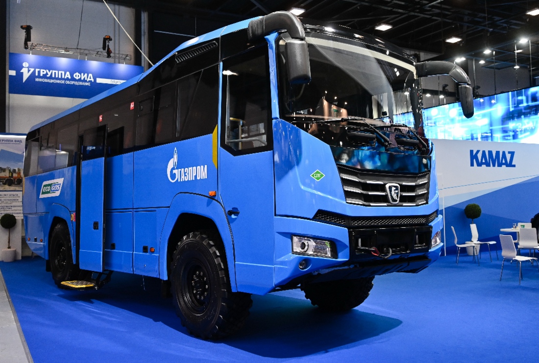 Im Rahmen des Petersburger Internationalen Gasforums 2022 wurde der modellgepflegte und allradgetriebene KAMAZ-6250 präsentiert. Dieser Bus wurde im Gazprom-Auftrag entwickelt und ist für die Beförderung des Schichtpersonals bestimmt