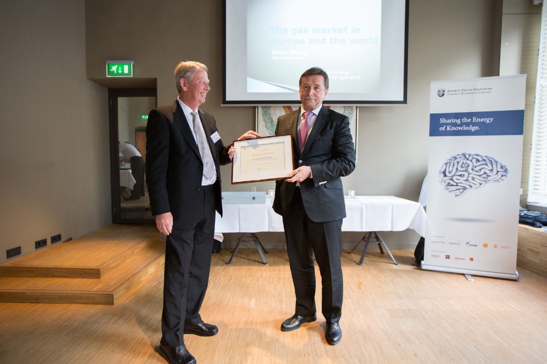 Im Rahmen der 13. Sitzung des Internationalen Aufsichtsrates des Energy Delta Institute gratulierte Eric Dam Sergey Khomyakov zur Verleihung des Titels „Ehrenmitglied des Wissenschaftlichen Beirats von EDI“