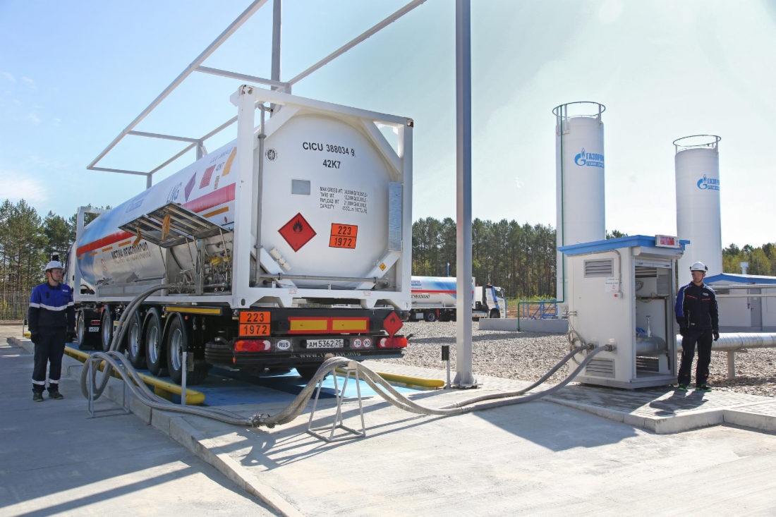 Kryogener Tankcontainer, befördert von
einem umweltfreundlichen LNG-
betriebenen Zugschlepper