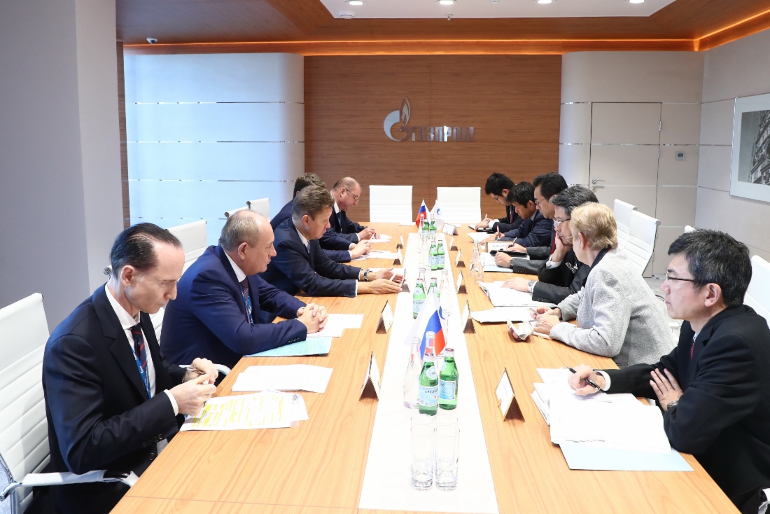 Arbeitstreffen zwischen Alexey Miller und dem Gouverneur der Japan Bank for International Cooperation (JBIC), Tadashi Maeda, im Rahmen des IV. Östlichen Wirtschaftsforums in Wladiwostok