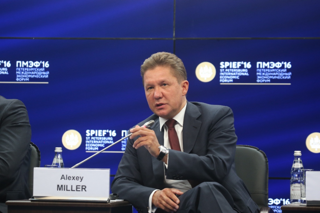Alexey Miller spricht in der Podiumsdiskussion zum Thema „Geoökonomie großer Infrastrukturprojekte“ im Rahmen des Petersburger Internationalen Wirtschaftsforums