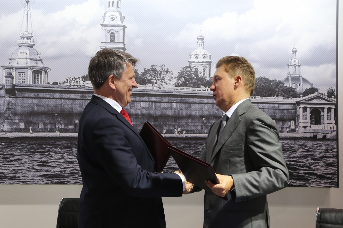 Alexey Miller und Ben van Beurden unterzeichneten im Rahmen des Petersburger internationalen Wirtschaftsforums 2015 ein Abkommen über strategische Zusammenarbeit und Memorandum über den Bau einer dritten technologischen Strecke des LNG-Werkes im Sachalin-II Projekt