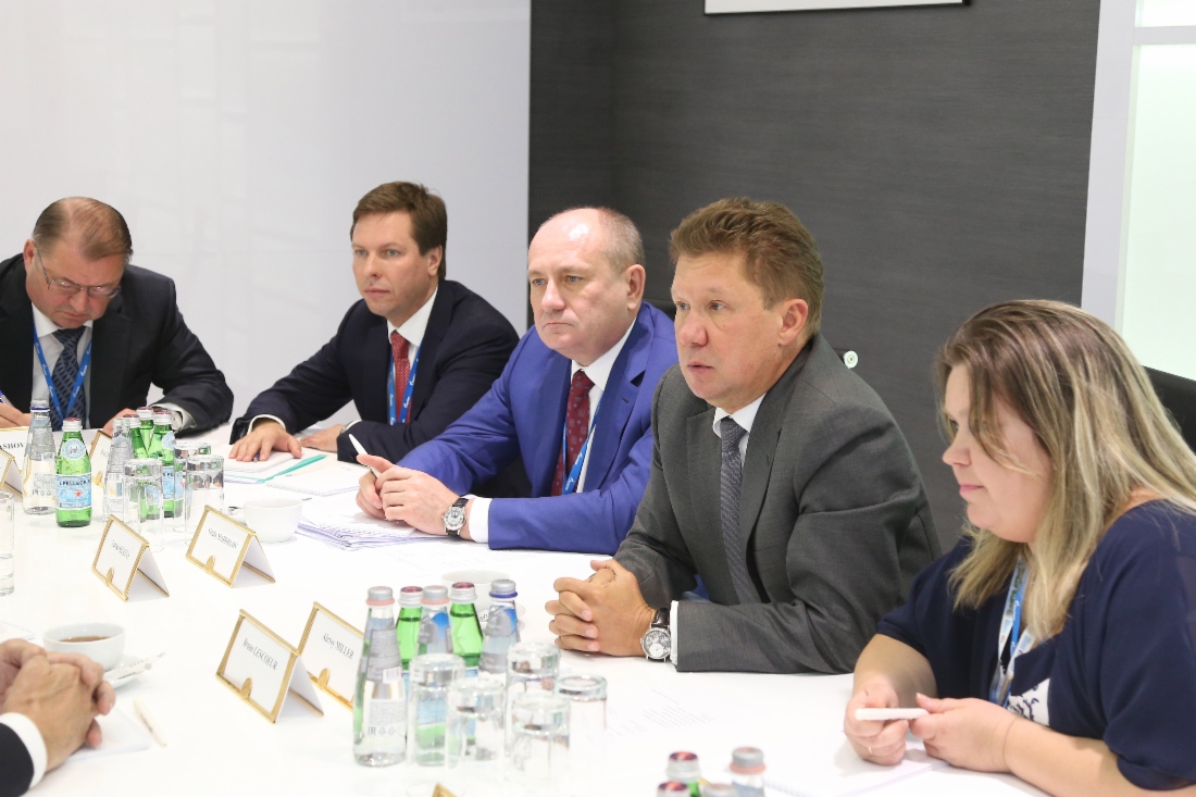 Alexey Miller (Zweiter von rechts) während des Arbeitstreffens mit Bruno Lescoeur im Rahmen des Petersburger internationalen Wirtschaftsforums 2015