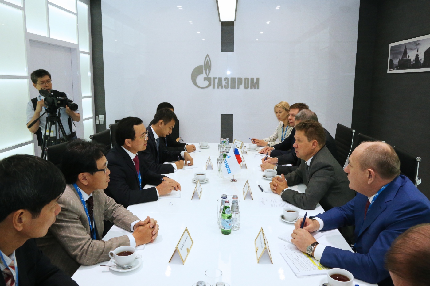 Vorstandsvorsitzenden, Generaldirektor der Vietnamesischen Öl- und Gasgruppe PetroVietnam, Nguyen Quoc Khanh (links in der Mitte) und Alexey Miller (rechts in der Mitte) führen ein Arbeitstreffen durch