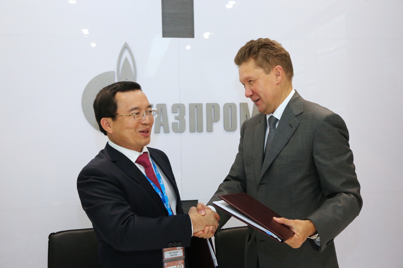 Nguyen Quoc Khanh und Alexey Miller unterzeichneten Ein Abkommen zwischen den Partnern über die Hauptkonditionen der Umsetzung der Projekte zur Erschließung der Vorkommen Nagumanowskoje (Verwaltungsgebiet Orenburg ) und Sewero-Purowskoje (Autonomer Kreis der Jamal-Nenzen)