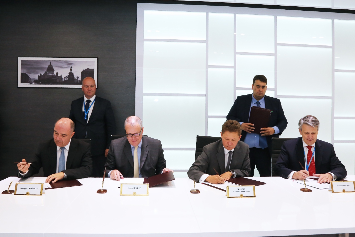 Vorstandsmitglied der OMV AG Manfred Leiter, Vorstandsmitglied der E.ON SE Klaus Schaefer, Alexey Miller und Royal Dutch Shell CEO Ben van Beurden unterzeichneten Absichtsmemoranden zur Zusammenarbeit von Gazprom, E.ON SE, Royal Dutch Shell und OMV AG bei der Schaffung einer Gastransportinfrastruktur für direkte Lieferungen von russischem Gas an europäische Verbraucher