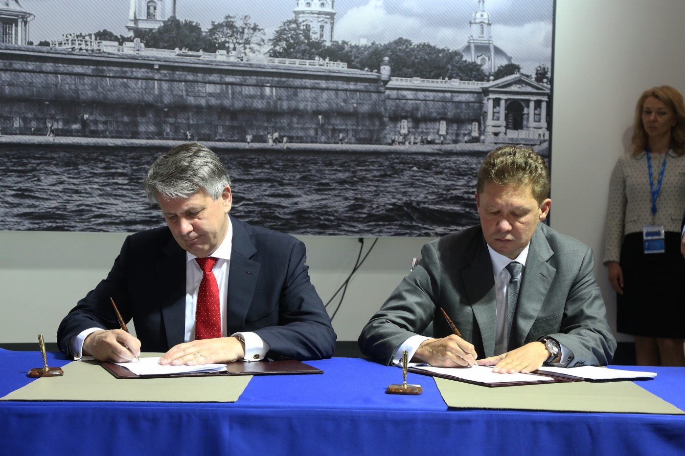 Ben van Beurden und Alexey Miller unterzeichneten ein Abkommen über strategische Zusammenarbeit und ein Memorandum über den Bau einer dritten technologischen Strecke des LNG-Werkes im Sachalin-II Projekt