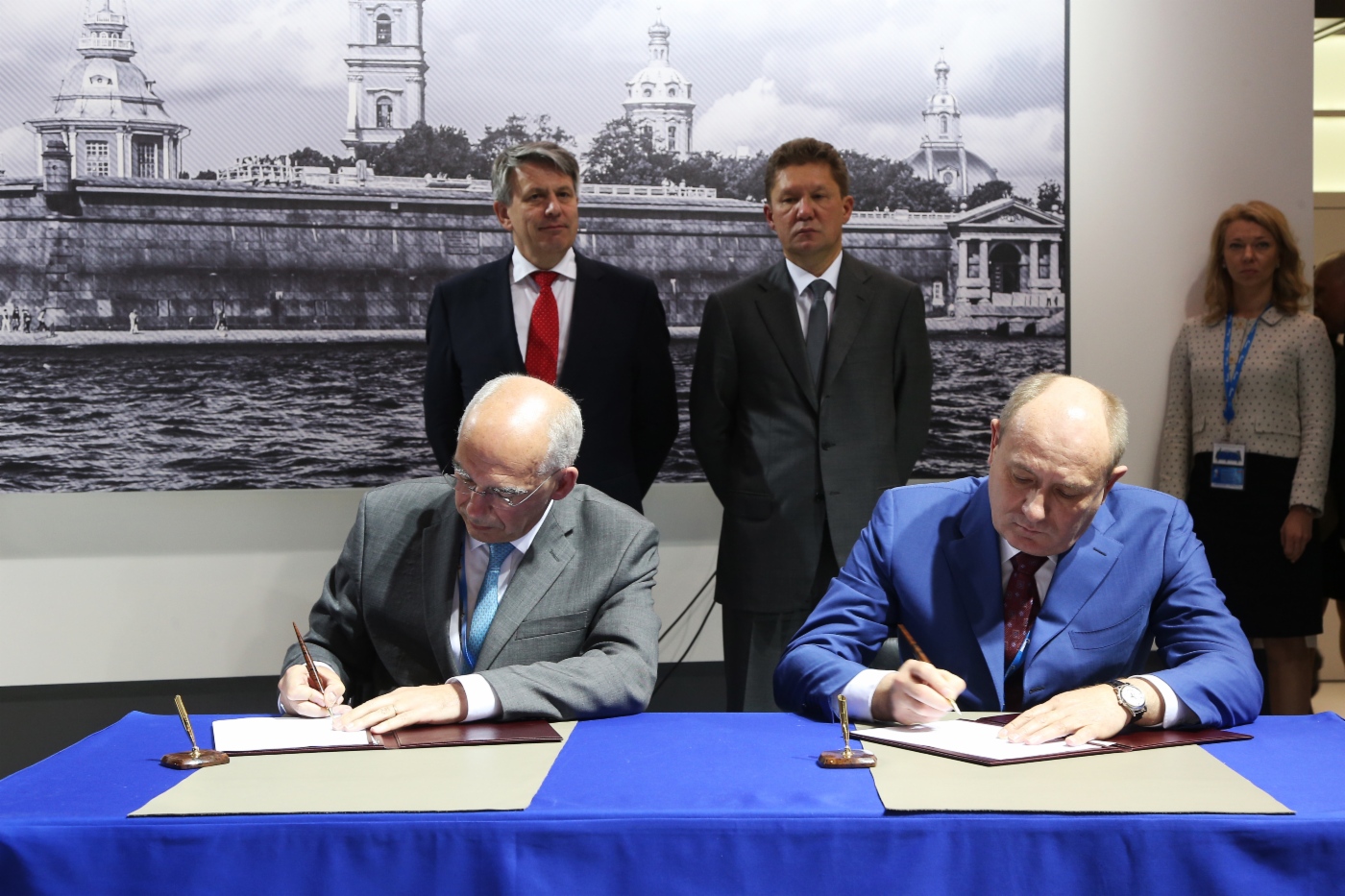 Chef des Shell-Konzerns in Russland Olivier Lazare und Vitaly Markelov unterschrieben ein Memorandum über die Zusammenarbeit auf dem Gebiet des Arbeitsschutzes und der Produktionssicherheit