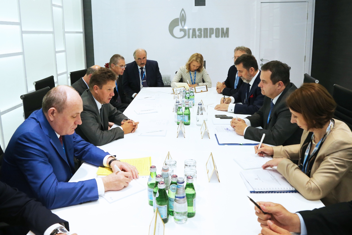 Alexey Miller (zweiter von links) und der Erste Stellvertretende Ministerpräsident und Außenminister Serbiens, Ivica Dacic (zweiter von rechts) erörterten Gaslieferungen nach Serbien durch die TurkStream Pipeline