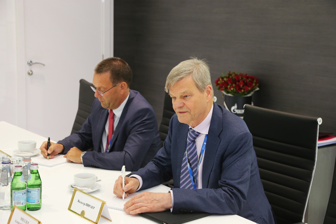 Walter Peeraer (rechts) während des Arbeitstreffens mit Alexey Miller