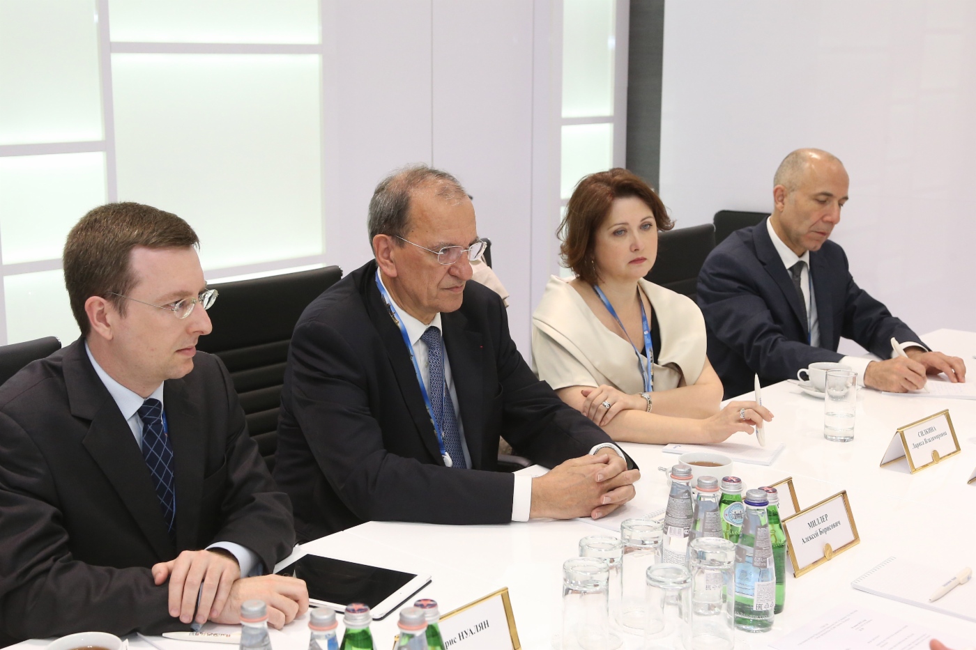 Vizepräsident, Exekutivdirektor von EDF, Bruno Lescoeur (zweiter von links) während des Arbeitstreffens mit Alexey Miller