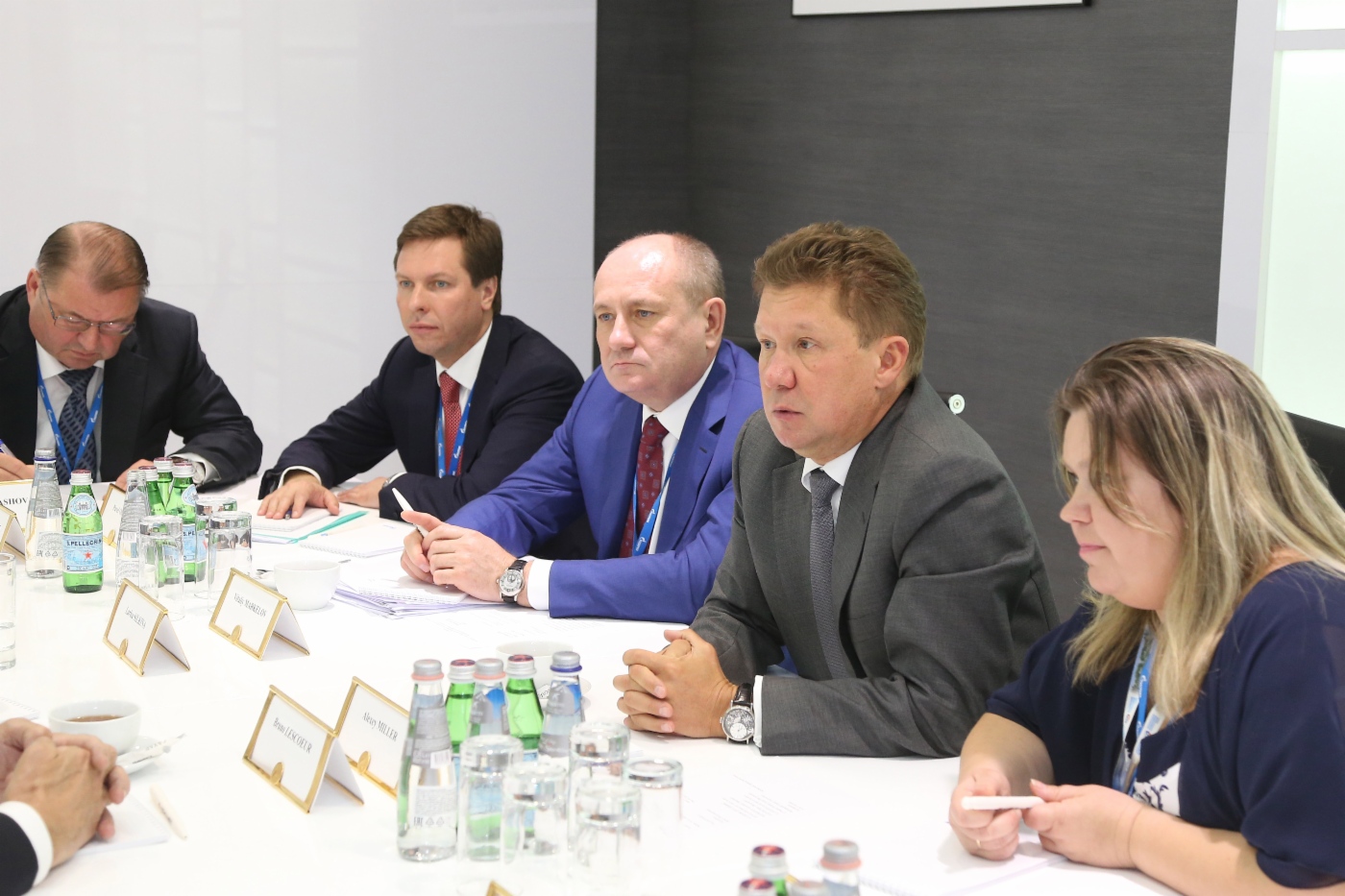 Alexey Miller (zweiter von rechts) während des Arbeitstreffens mit Bruno Lescoeur
