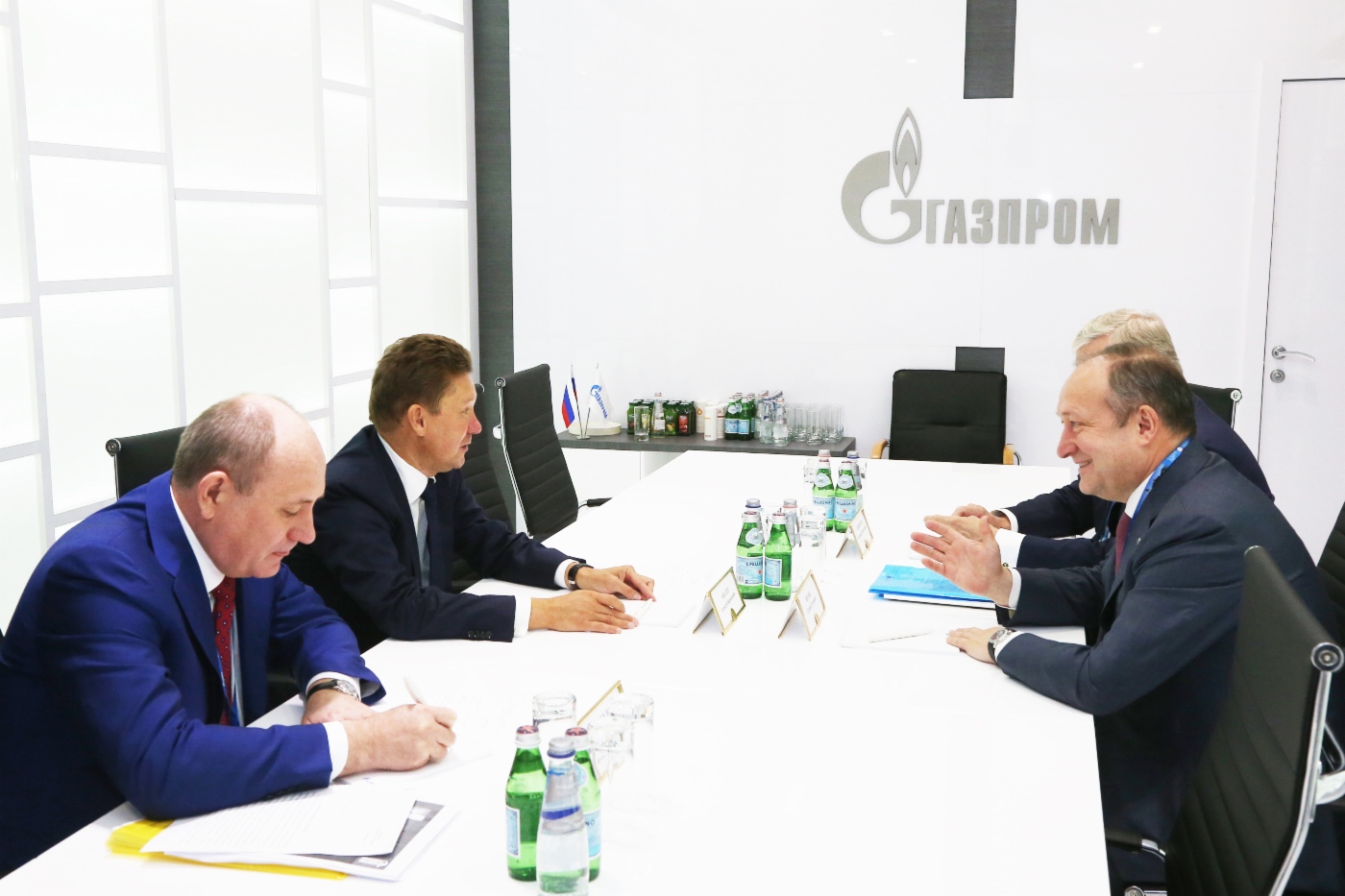 Alexey Miller (zweiter von links) und Generaldirektor der Sovcomflot Sergey Frank (rechts) während des Arbeitstreffens