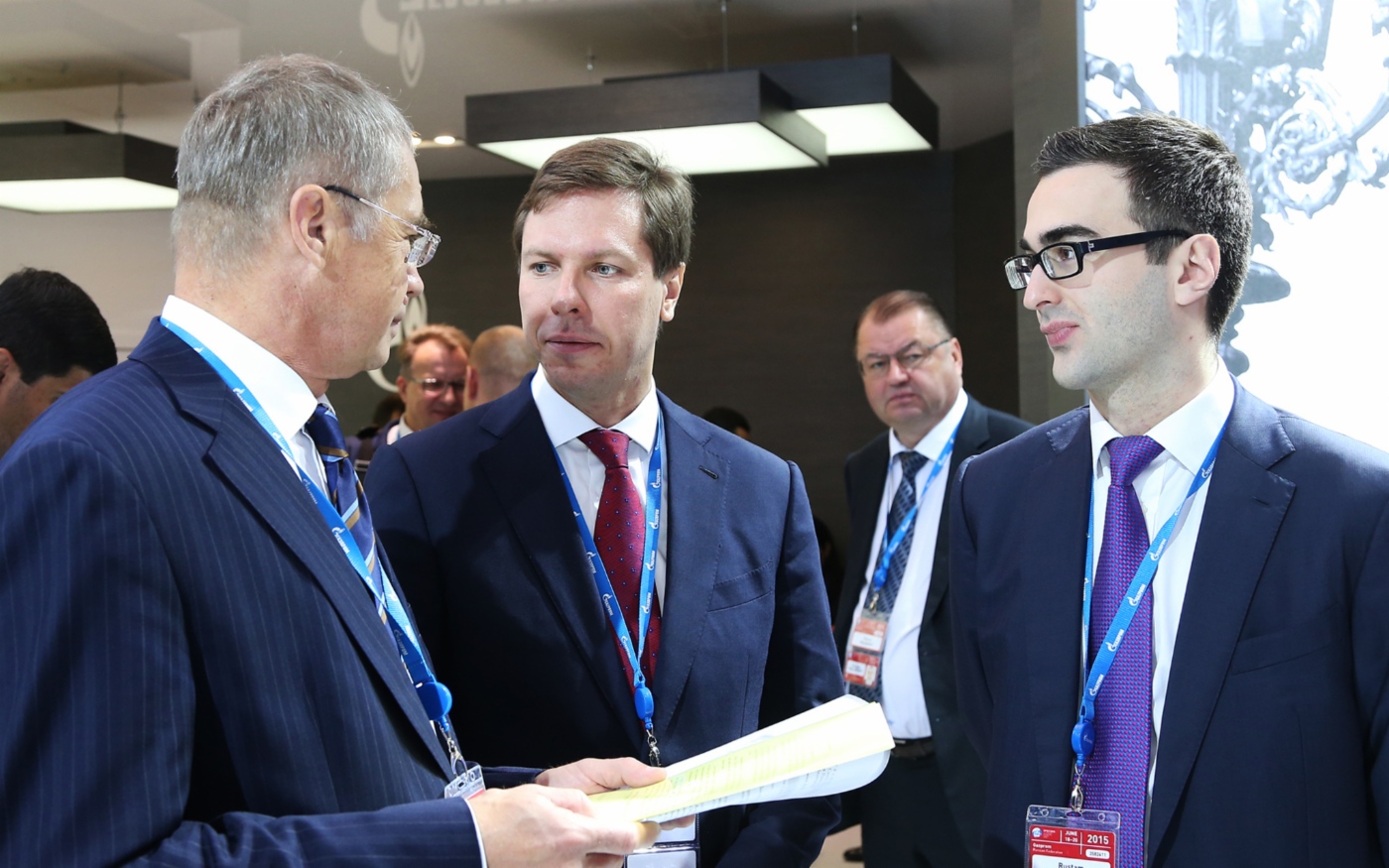 Stellvertretender Vorstandsvorsitzender der OAO Gazprom Alexander Medvedev (links) und Departmentsleiter Pavel Oderov (in der Mitte)