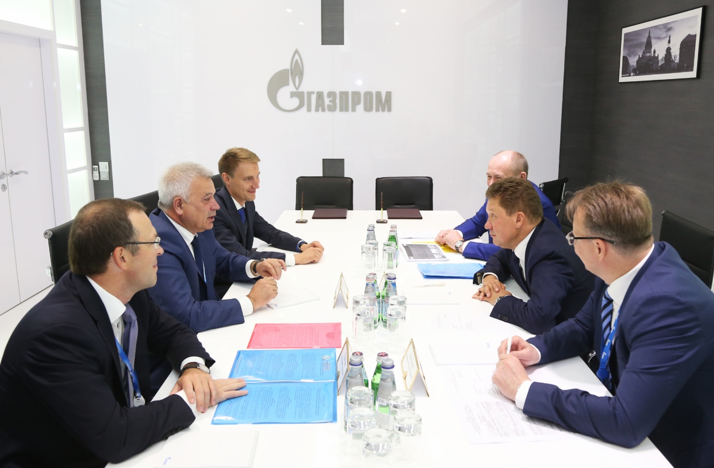 Vagit Alekperov (links in der Mitte) und Alexey Miller (rechts in der Mitte) während des Arbeitstreffens