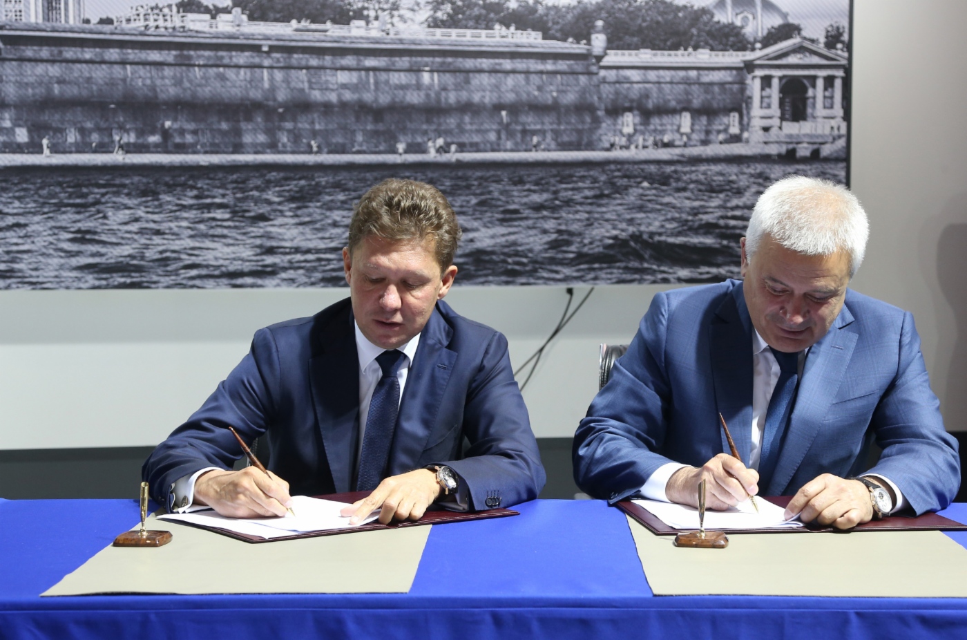 Alexey Miller und Vagit Alekperov unterschrieben zusätzliches Abkommen zum Vertrag über Gaslieferungen aus den Lagerstätten von Lukoil in Bolschechetskaja Höhlung, in dem Umfänge der Gaslieferungen in 2017–2024 definiert wurden und den Vertrag über Gaslieferungen aus den von Lukoil erschließenden Lagerstätten des Nord-kaspischen Meeres für die Dauer bis einschließlich 2024