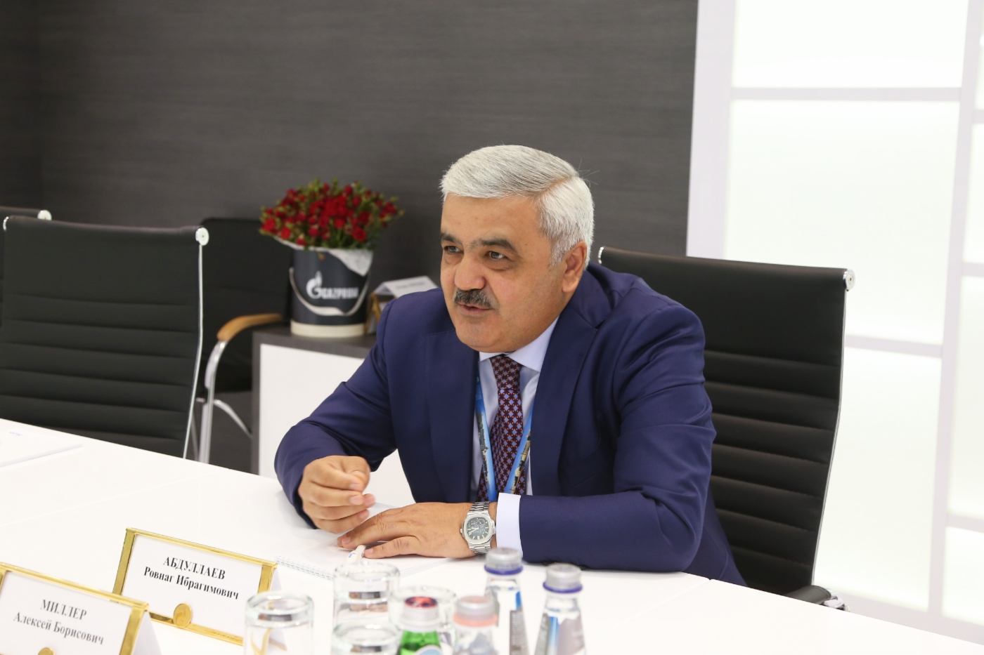 Präsident des staatlichen aserbaidschanischen Ölunternehmens SOCAR Rovnag Abdullayev während des Arbeitstreffens mit Alexey Miller