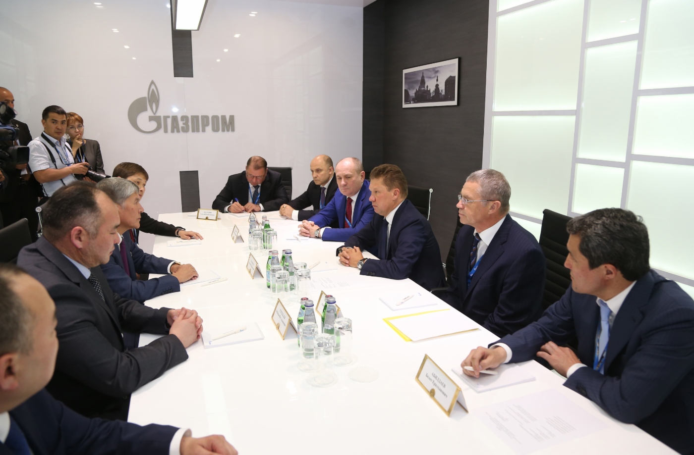 Alexey Miller (rechts in der Mitte) während des Arbeitstreffens mit Almazbek Atambayev