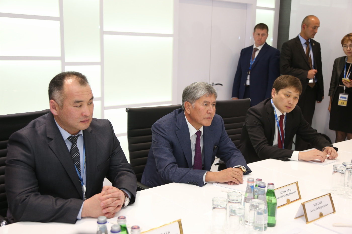 Almazbek Atambayev (in der Mitte) während des Arbeitstreffens mit Alexey Miller