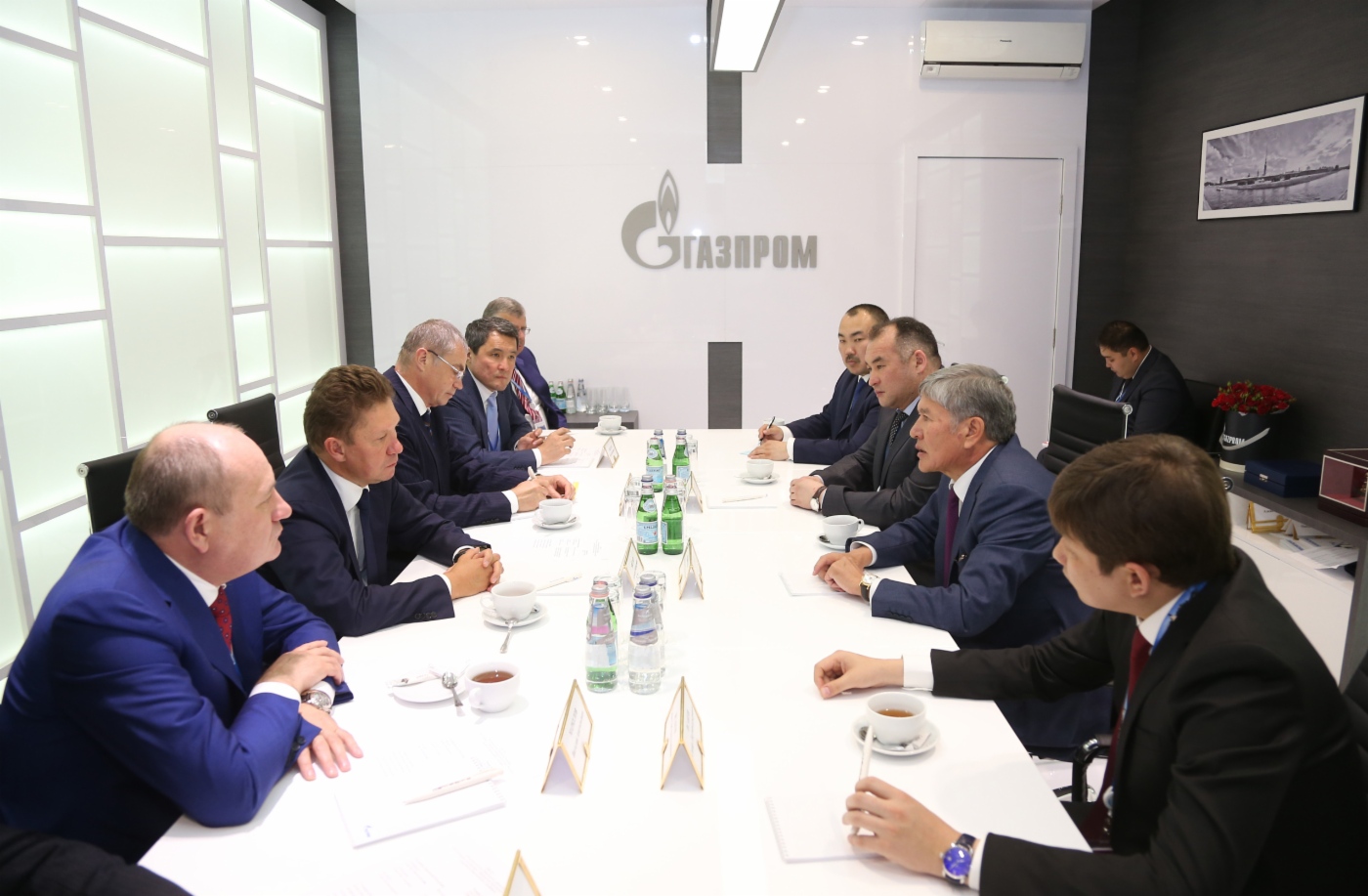 Alexey Miller (zweiter von links) und Almazbek Atambayev (zweiter von rechts) während des Arbeitstreffens