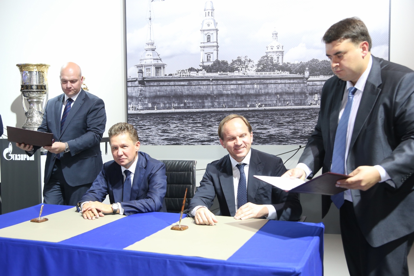 Alexey Miller und Minister der Russischen Föderation für Nordkaukasus Lev Kuznetsov unterzeichneten eine Road Map der Projekte zur Erweiterung der Nutzung hochtechnologischer Produktion der Unternehmen von Subjekten des Föderationskreises Nordkaukasus im Interesse der Gazprom