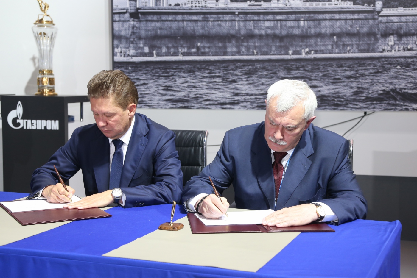 Alexey Miller und Gouverneur von Sankt Petersburg Georgy Poltavchenko unterzeichneten eine Road Map zur Erweiterung der Nutzung hochtechnologischer Produktion der Unternehmen von Sankt Petersburg im Interesse der Gazprom