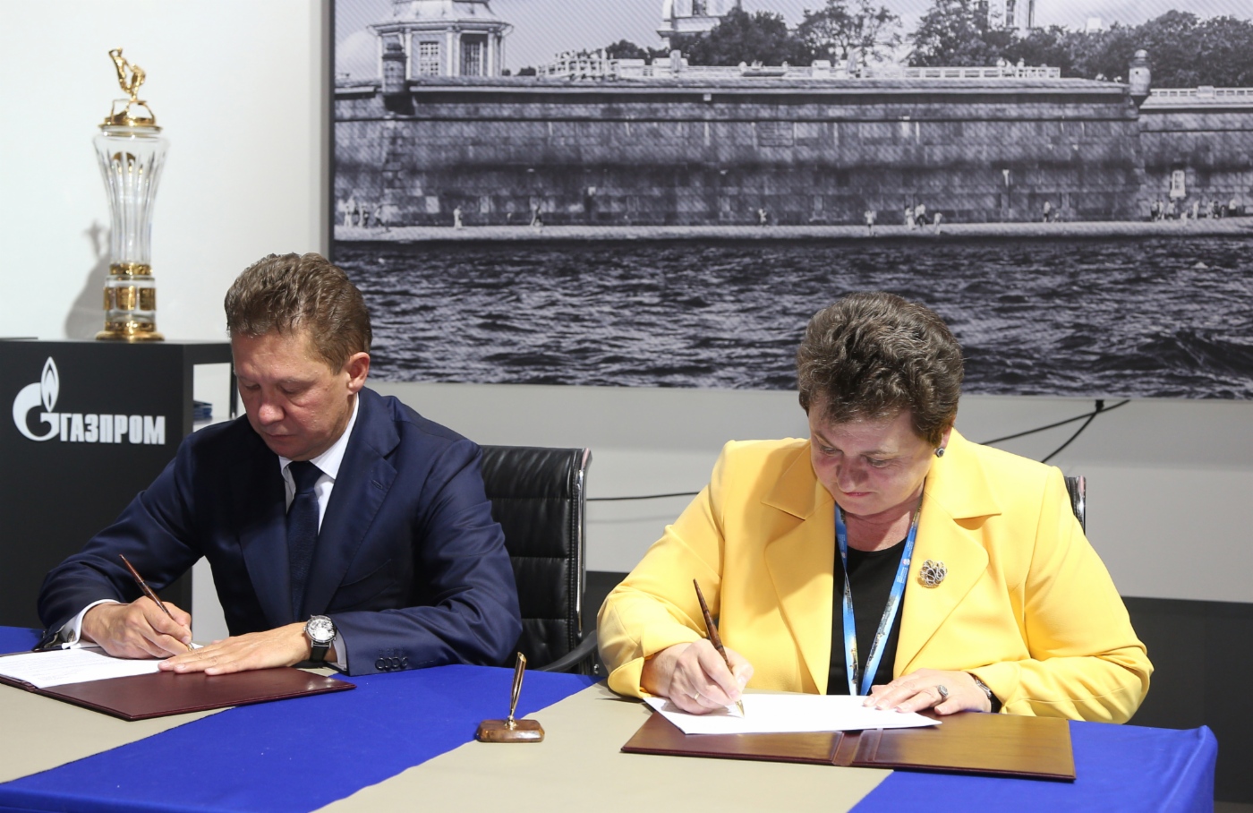 Alexey Miller und Gouverneurin von Verwaltungsgebiet Wladimir Svetlana Orlova unterzeichneten eine Road Map zur Erweiterung der Nutzung hochtechnologischer Produktion der Unternehmen von Verwaltungsgebiet Wladimir im Interesse der Gazprom