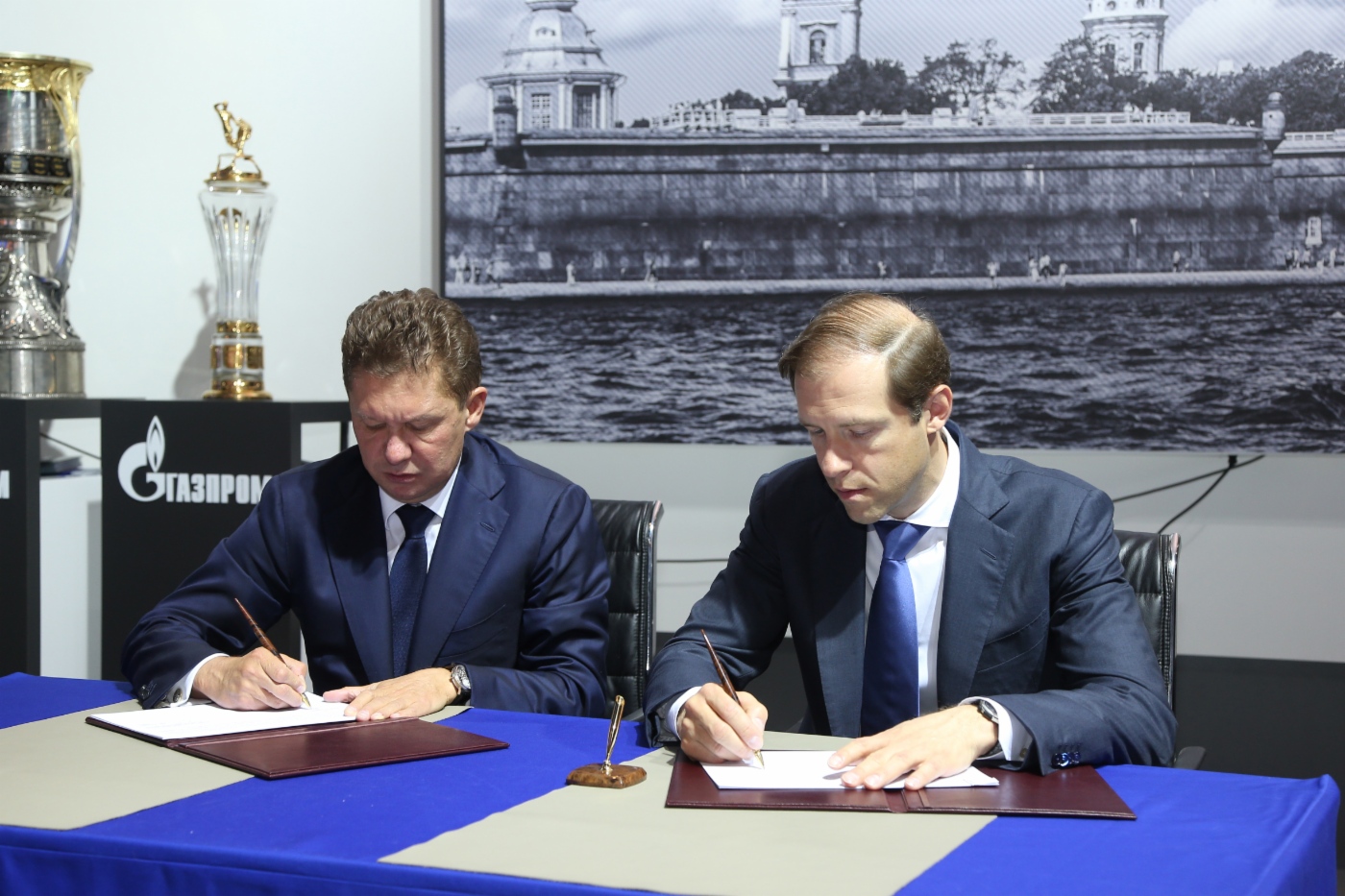 Alexey Miller und Minister für Industrie und Handel der Russischen Föderation Denis Manturov unterzeichneten ein Programm der Importsubstitution bei Herstellung der industriellen Produktion für Gazprom, sowie Töchter- und abhängige Unternehmen der Gazprom