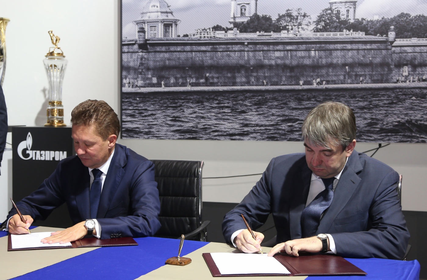 Alexey Miller und Leiter des föderalen Dienstes für Arbeit und Beschäftigung (Rostrud) Vsevolod Vukolov unterzeichneten Abkommen über Zusammenwirken
