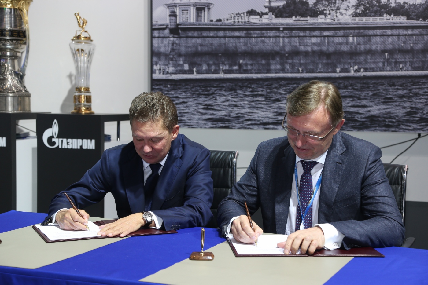 Alexey Miller und Generaldirektor der ОAО KAMAZ Sergey Kogogin unterzeichneten Abkommen über strategischen Richtungen der Zusammenarbeit im Bereich der Erweiterung der Nutzung von Erdgas als Motorkraftstoff