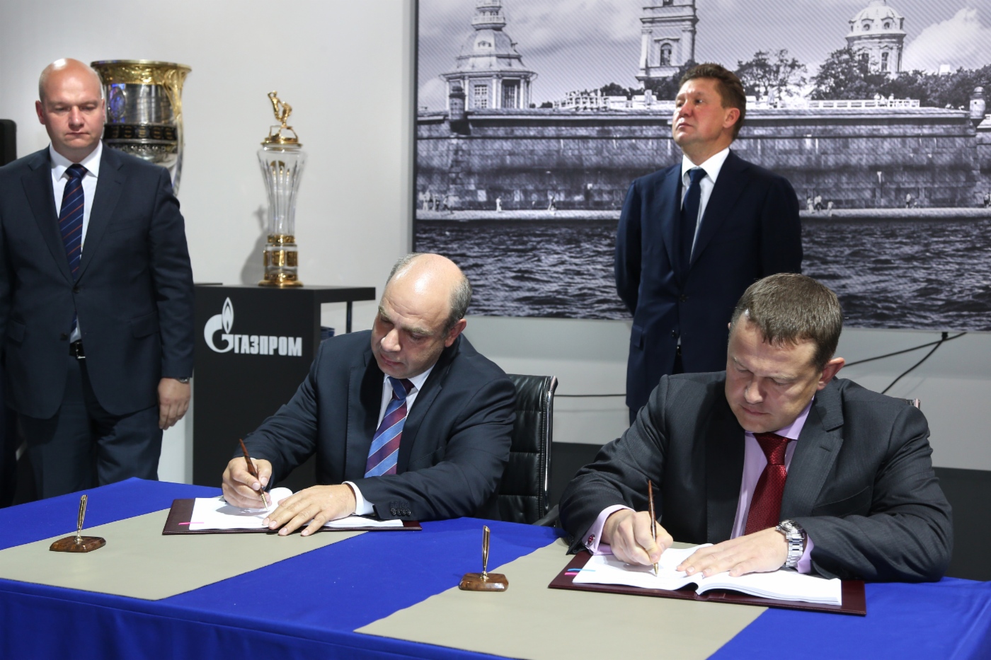 Mikhail Alekseev und Stellvertretender Vorstandsvorsitzender – Departmentsleiter  Andrey Kruglov unterzeichneten ein Abkommen über Bereitstellung von Kreditmitteln in Höhe von 300 Millionen Euro für vier Jahre.