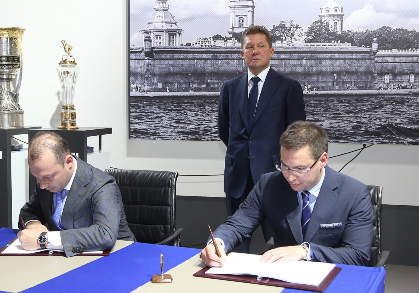 Generaldirektor der ООО Gazprom Energoholding und der OAO Tsentrenergoholding Denis Fyodorov und Generaldirektor von NIS j.s.c. Novi Sad Kirill Kravchenko unterzeichneten im Beisein von Alexey Miller eine Vereinbarung der Aktionäre zwischen OAO Tsentrenergoholding (gehört zur Gruppe Gazprom Energoholding) und  NIS j.s.c. Novi Sad (Gruppe Gazprom Neft) über Begründung einer Gesellschaft Serbskaya Generaciya LLC Novi Sad, die das Projekt zum Bau eines Wärmekraftwerkes mit einer Kapazität von 140 MW mit der Möglichkeit der Erweiterung bis zu 208 MW in der Stadt Pancevo (Republik Serbien)